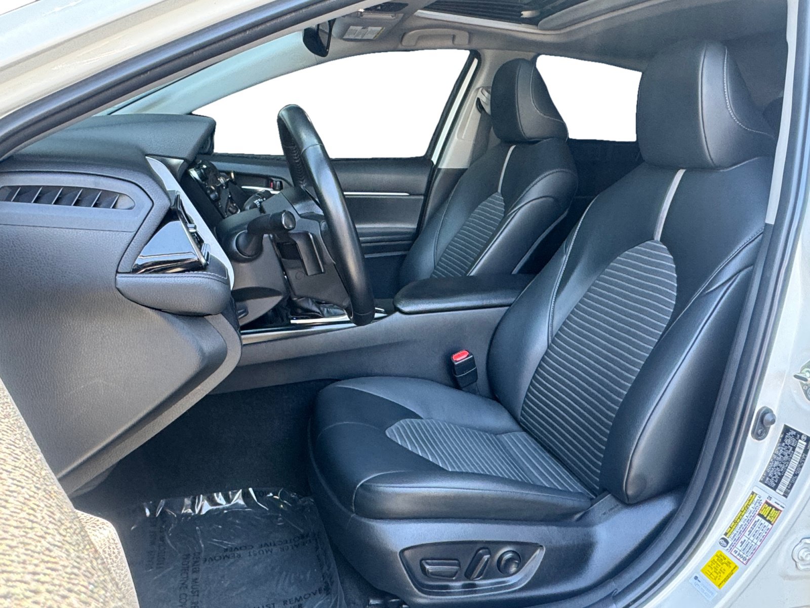 Used 2020 Toyota Camry SE w/ Sunroof Package FWD image 9