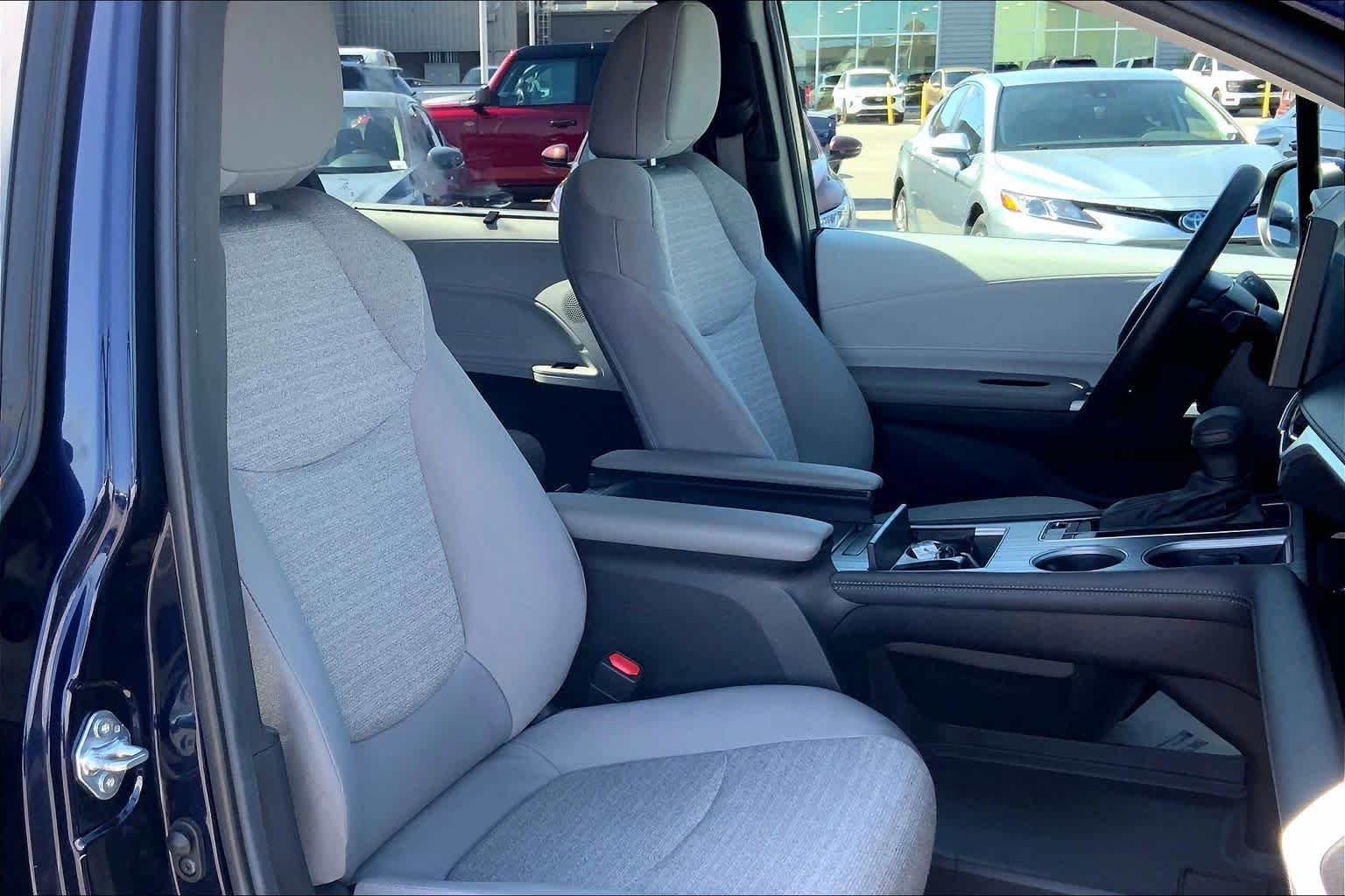 Used 2025 Toyota Sienna LE w/ LE Plus Package AWD/4WD image 9