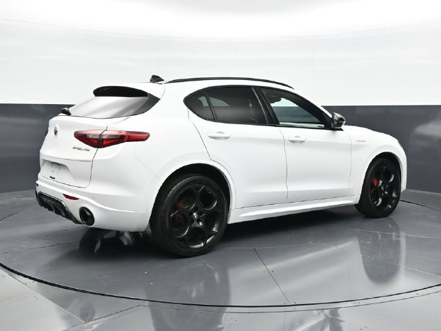 Used 2022 Alfa Romeo Stelvio Veloce AWD/4WD image 2