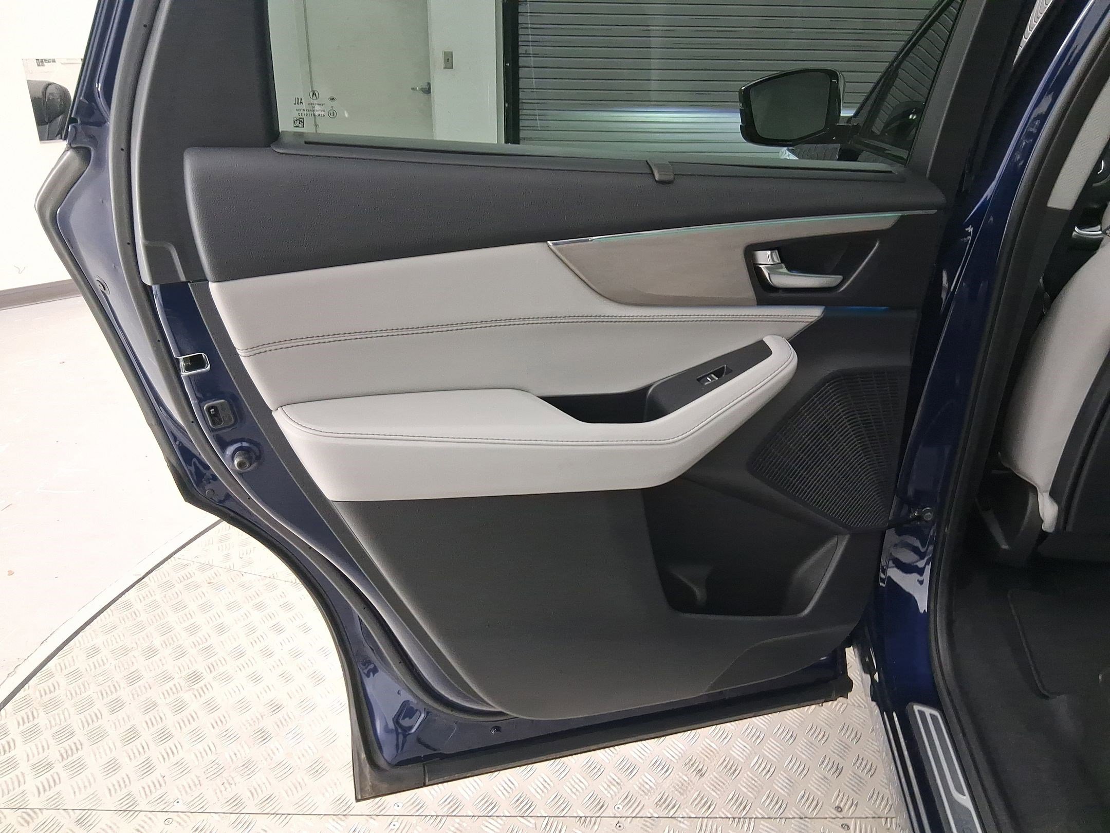 Used 2023 Acura MDX SH-AWD w/ Advance Package image 29