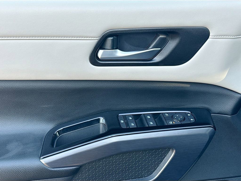 Used 2023 Nissan Pathfinder SL image 18