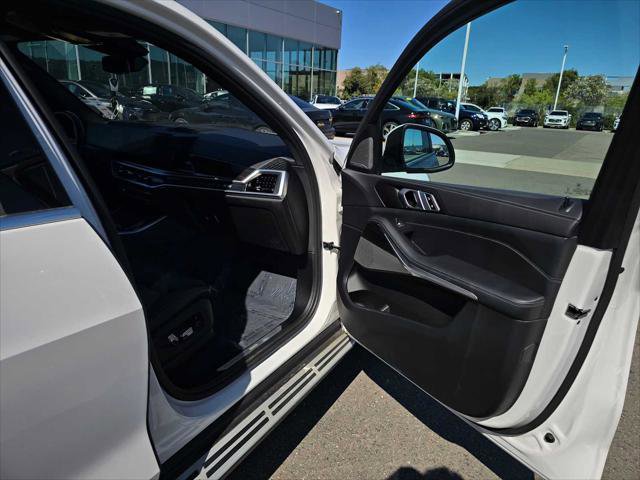 Used 2025 BMW X5 xDrive50e image 12