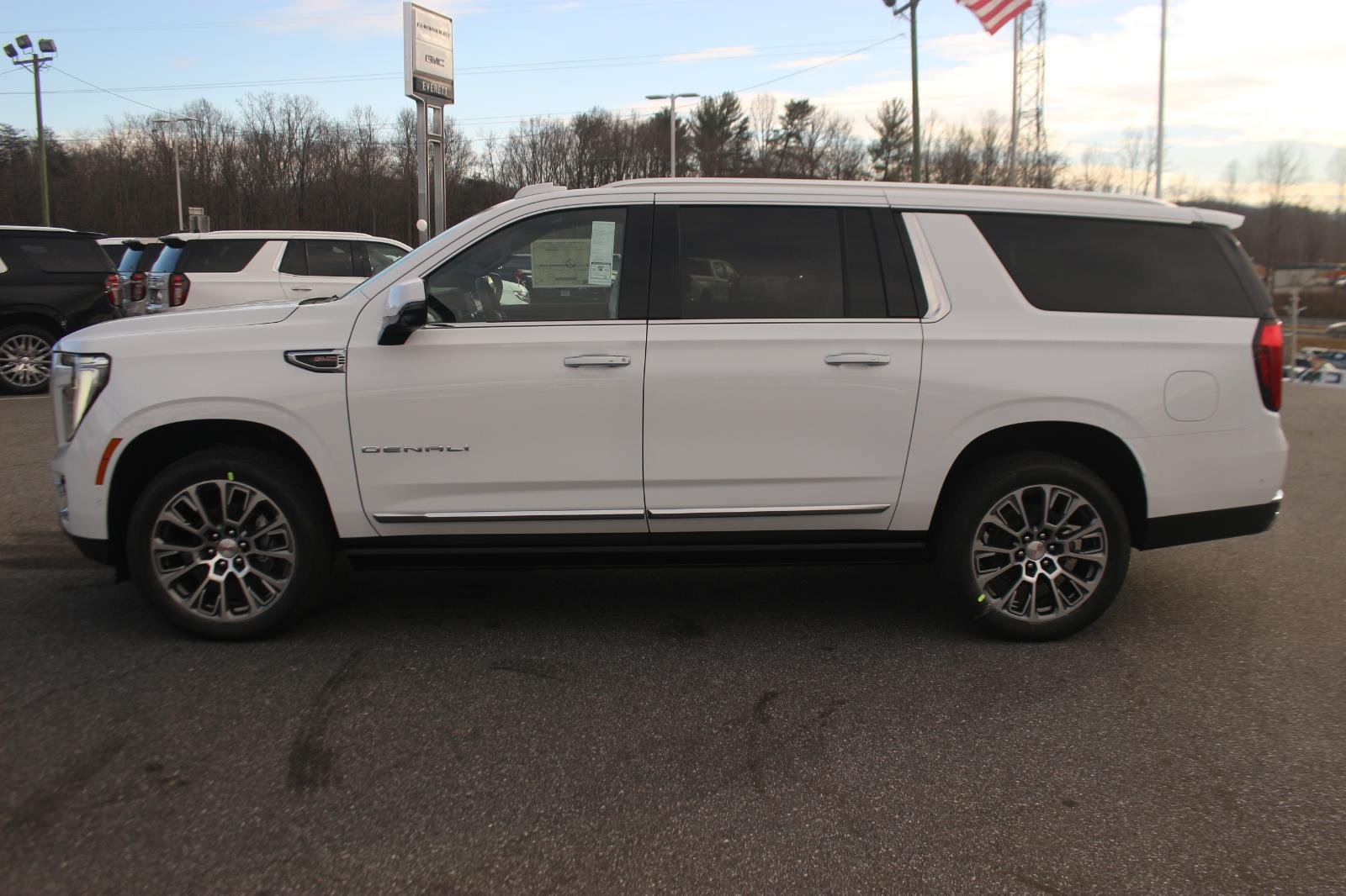 New 2026 GMC Yukon XL Denali w/ Sun & Power Step Package AWD/4WD image 4