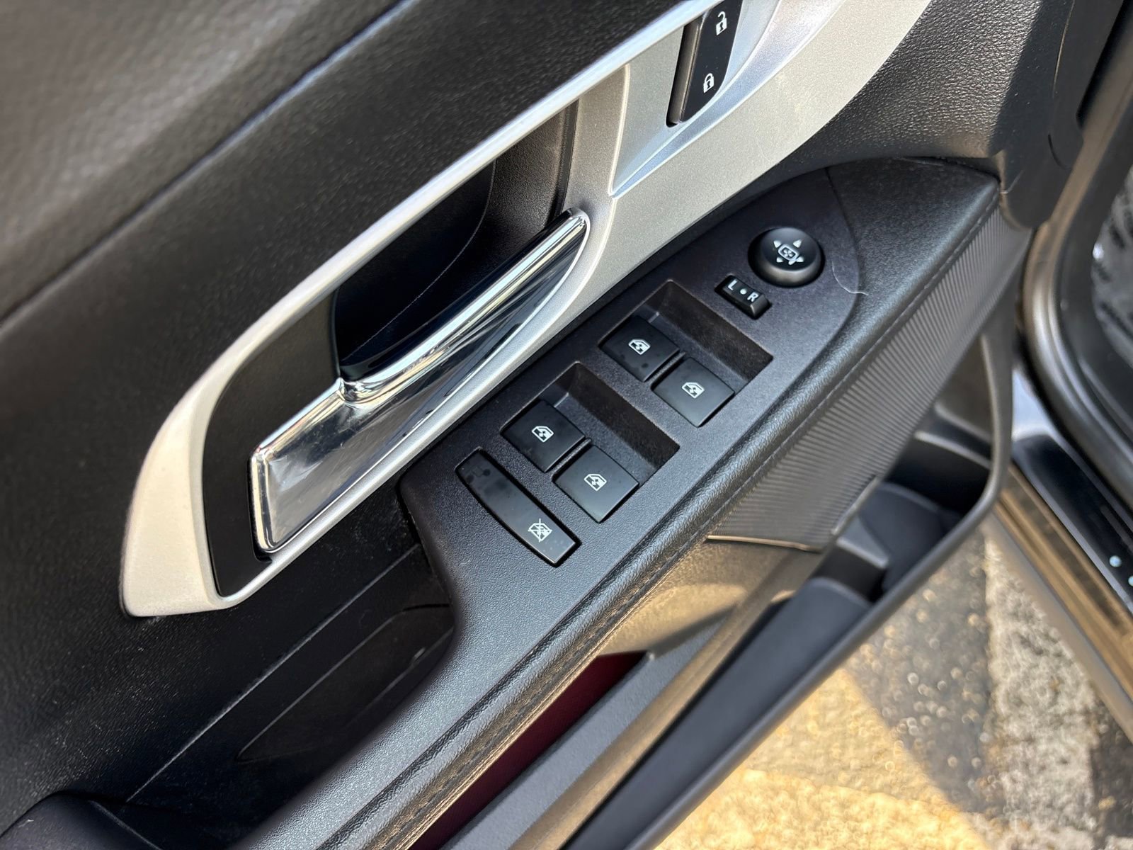 Used 2017 Chevrolet Equinox LT image 11