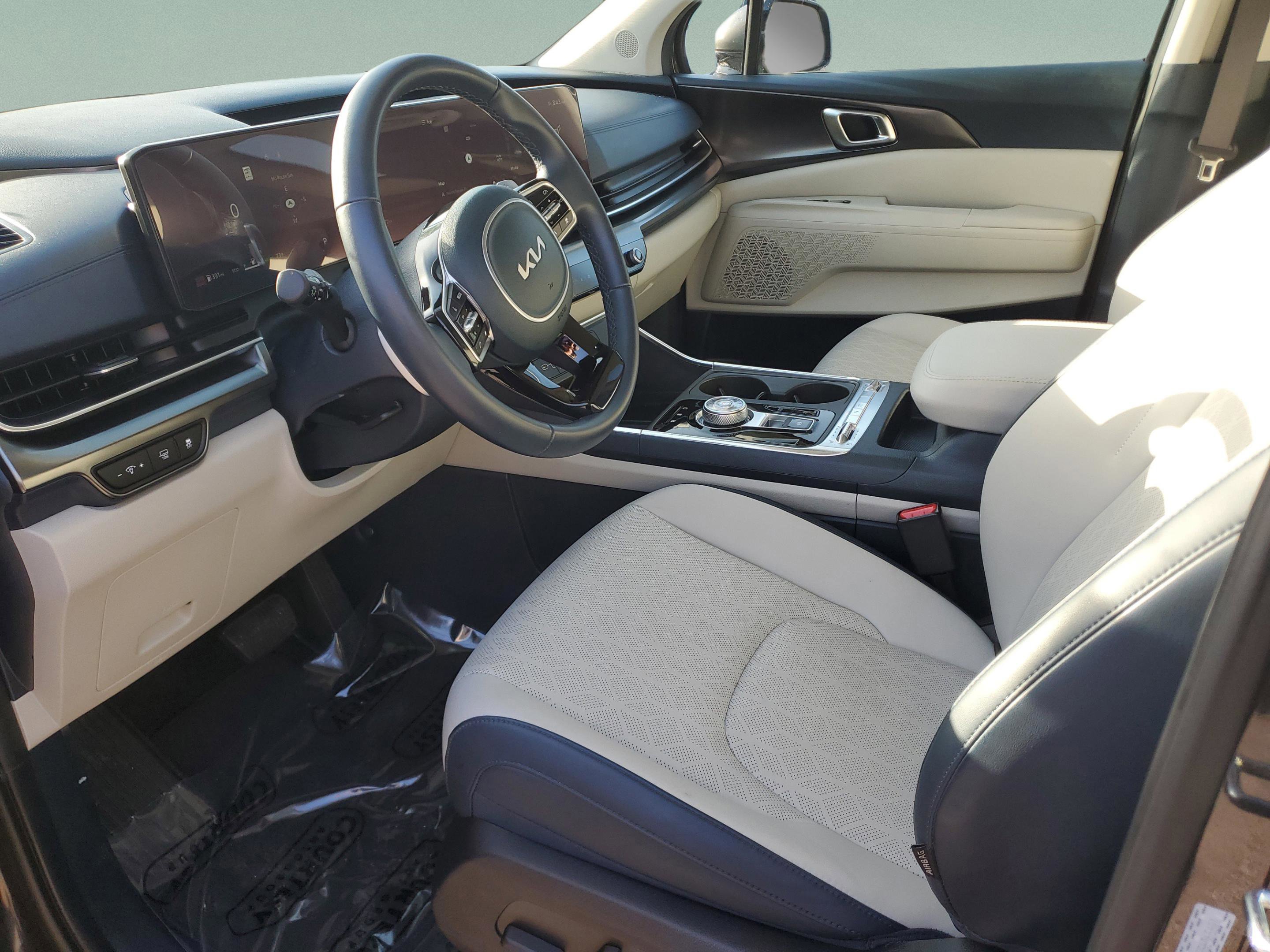 Certified 2025 Kia Carnival SX w/ SX Dark Edition Package image 17