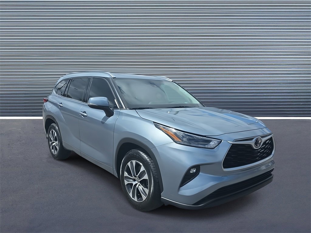 Used 2021 Toyota Highlander XLE image 2