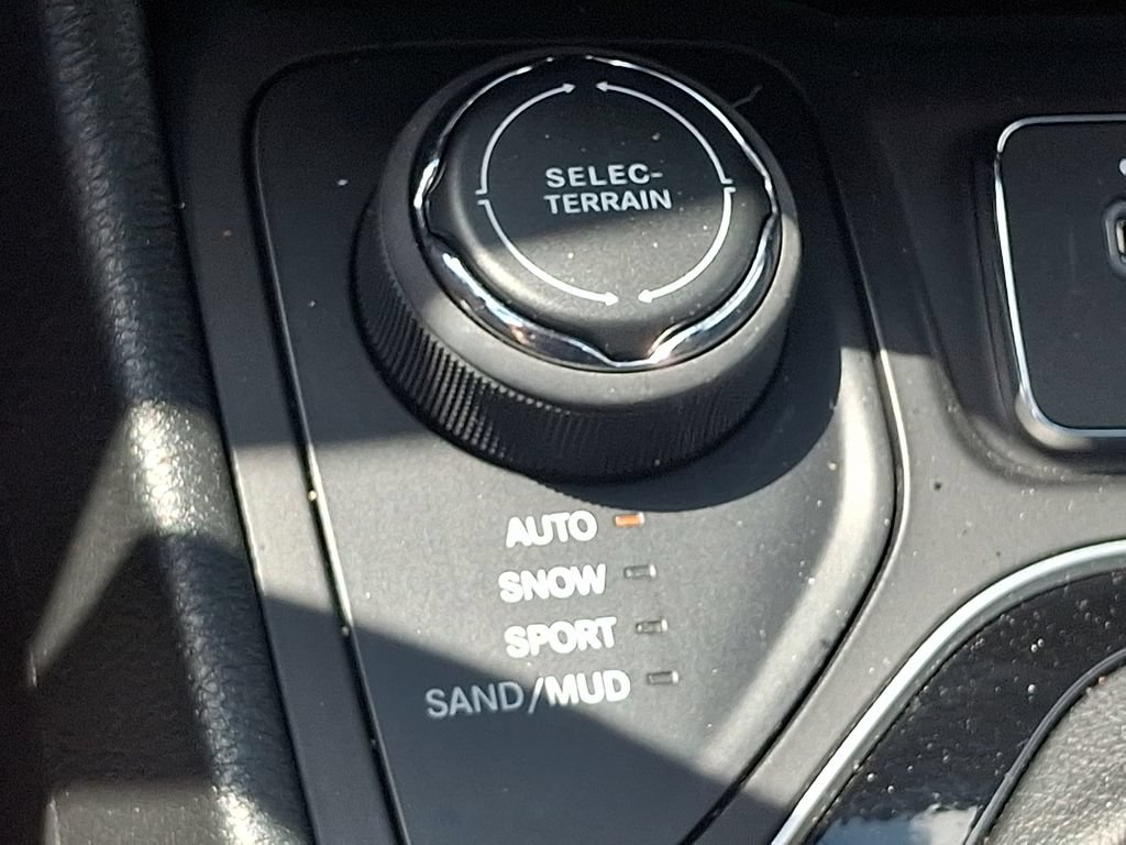 Used 2022 Jeep Cherokee Limited AWD/4WD image 26