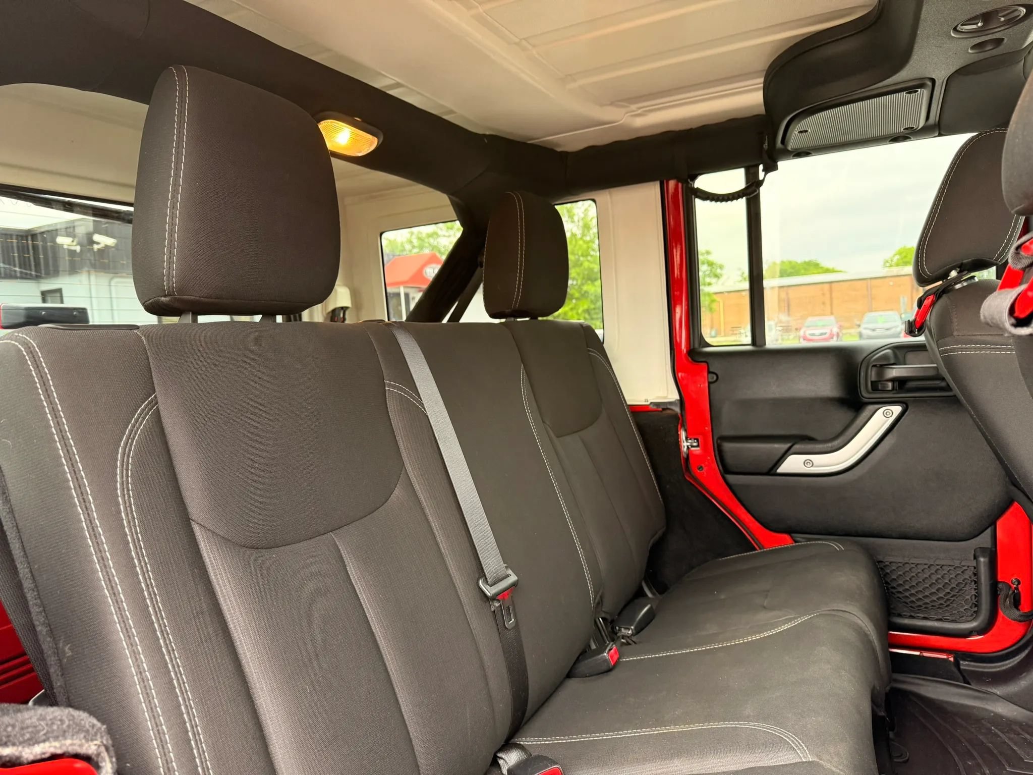 Used 2018 Jeep Wrangler Unlimited Sahara AWD/4WD image 27