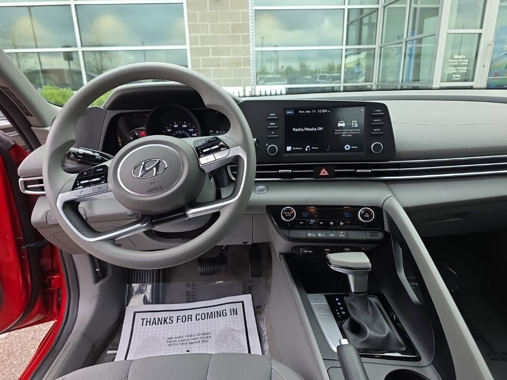 Used 2023 Hyundai Elantra SEL w/ Preferred Accessory Package FWD image 11