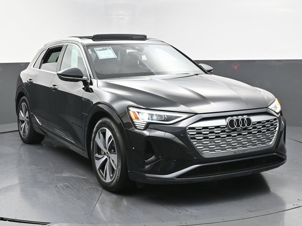 Used 2024 Audi Q8 e-tron Premium Plus image 3