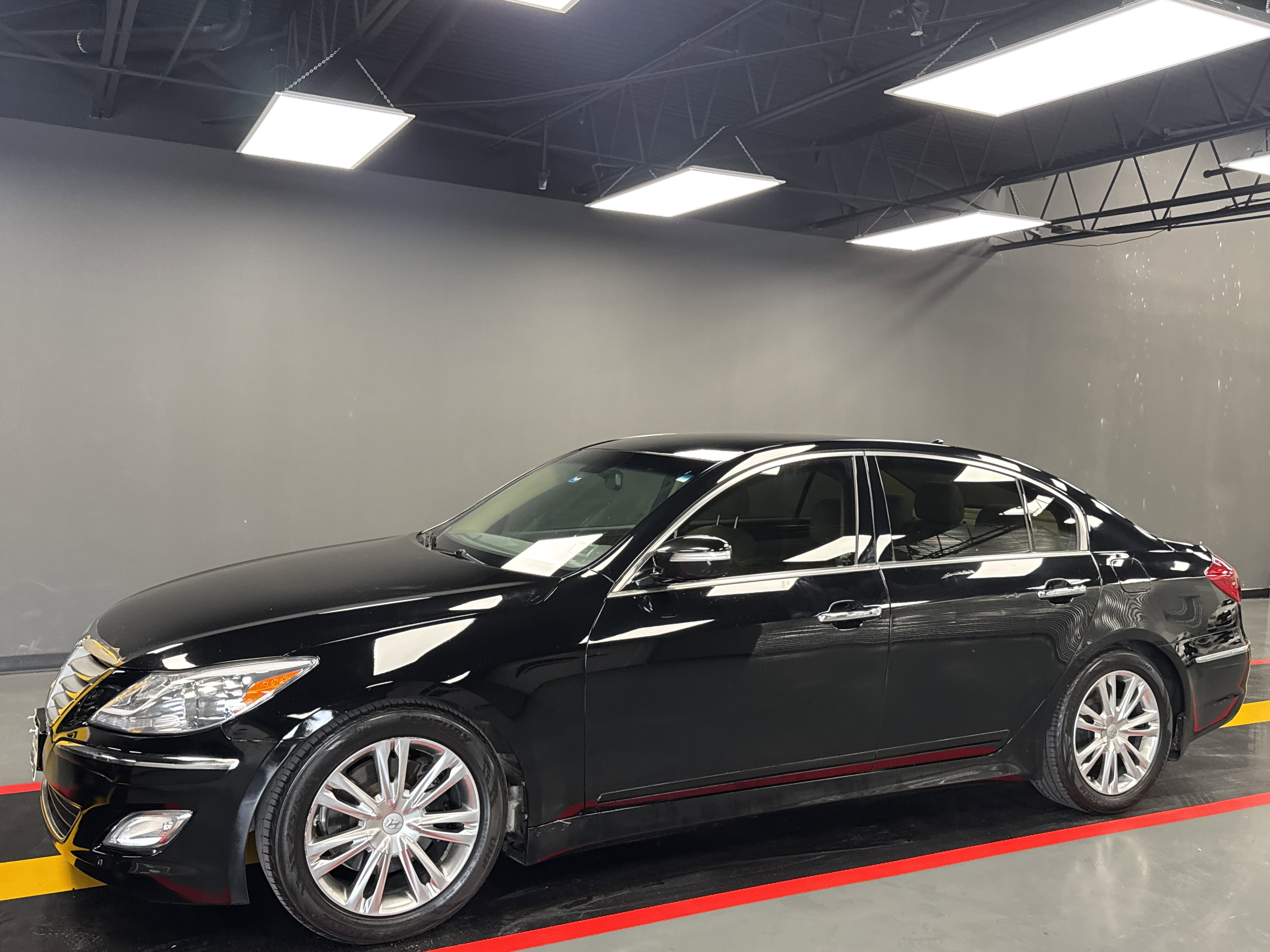 Used 2014 Hyundai Genesis 3.8 image 2