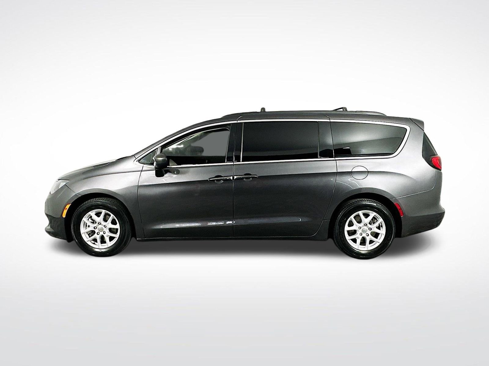 Used 2020 Chrysler Voyager LX image 5