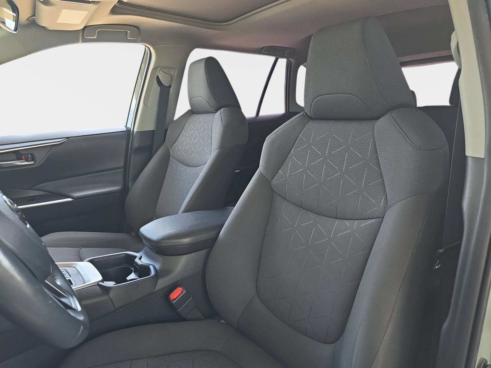 Used 2021 Toyota RAV4 XLE w/ Convenience Package AWD/4WD image 17
