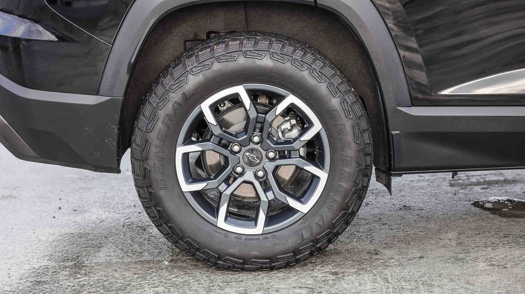 Used 2025 Chevrolet Equinox ACTIV w/ Safety and Technology Package FWD image 12