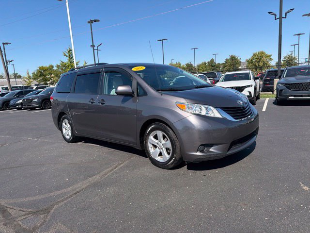 Used 2014 Toyota Sienna LE FWD image 2
