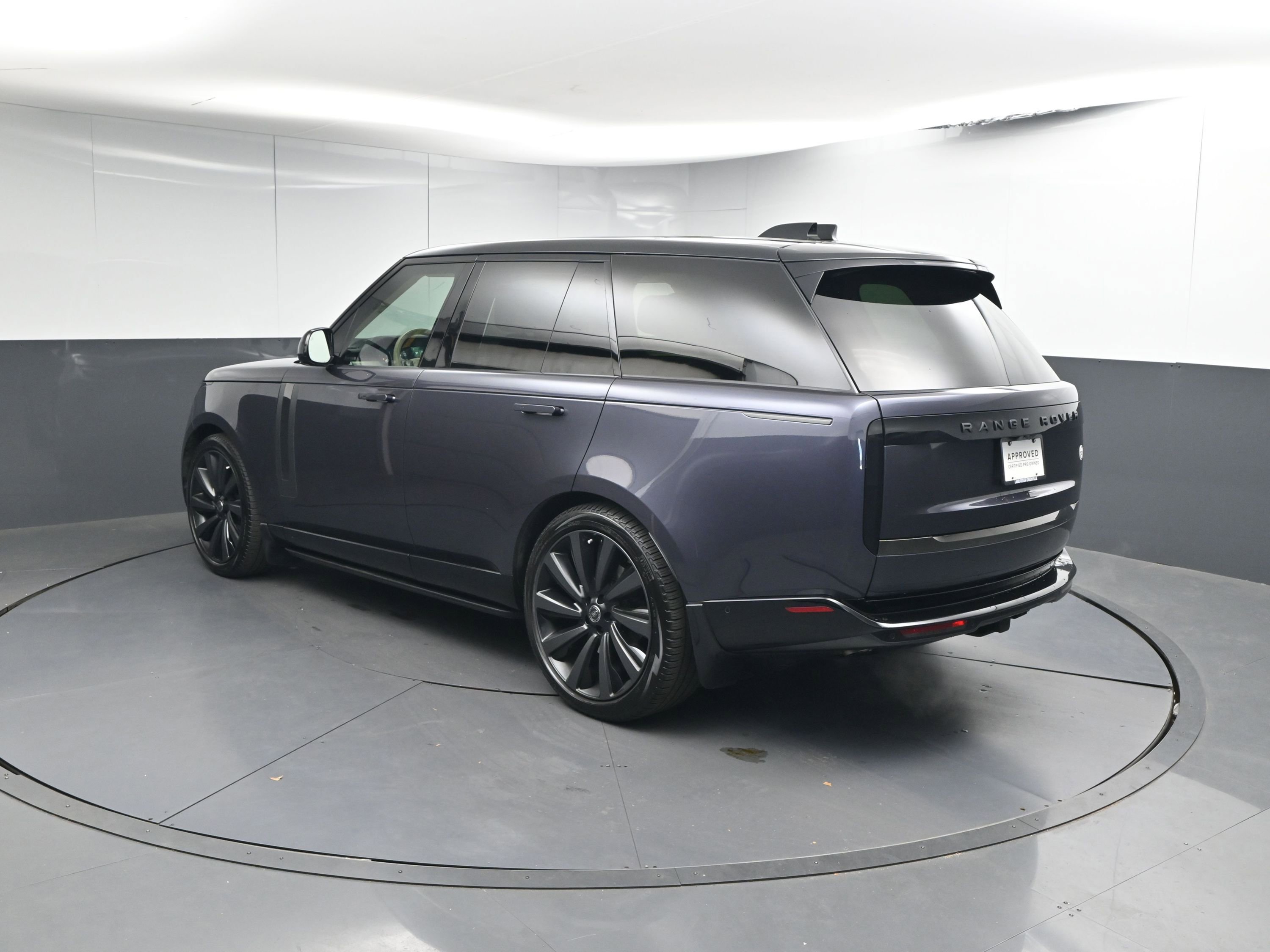 Used 2024 Land Rover Range Rover SV image 3