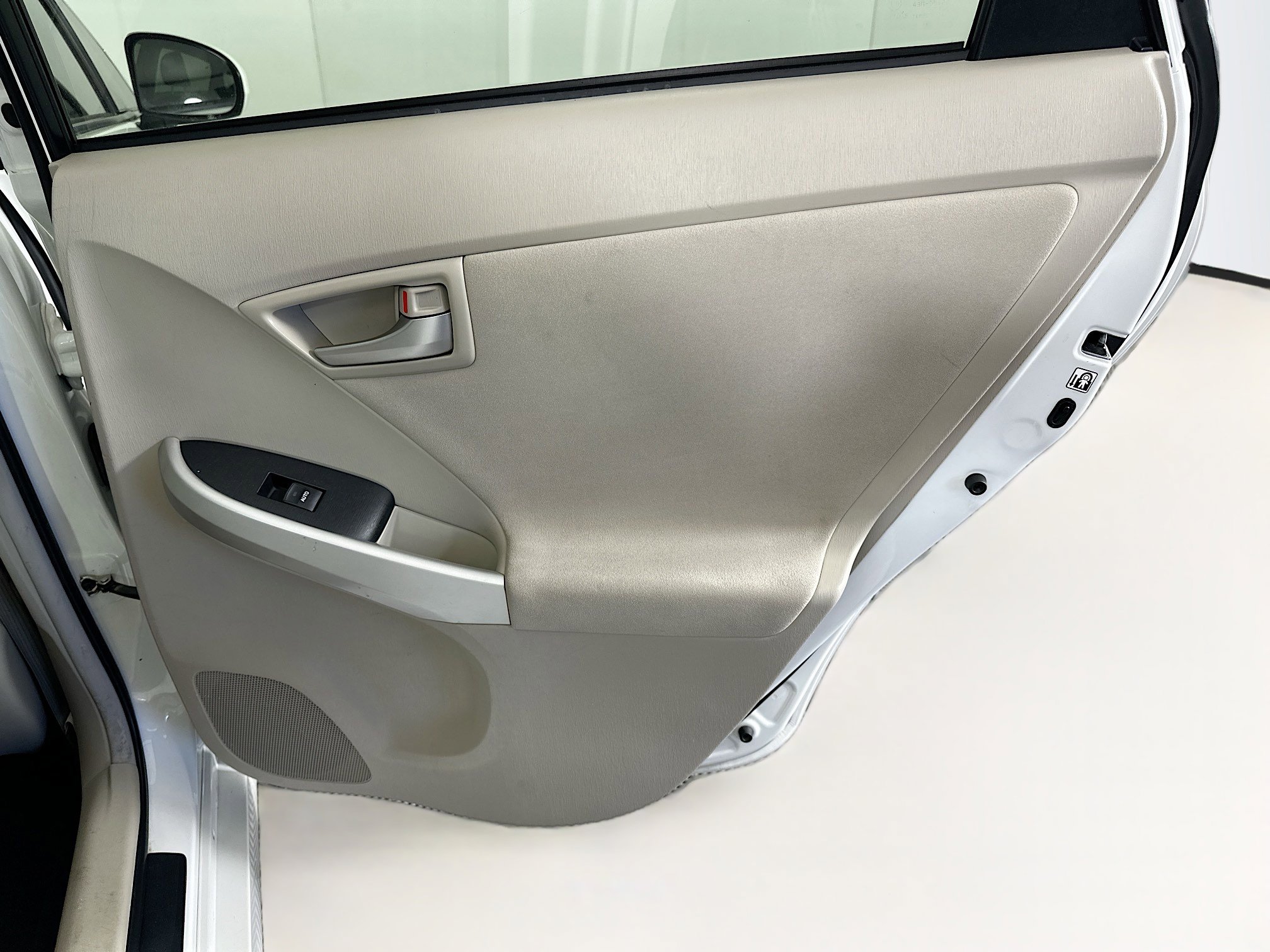 Used 2015 Toyota Prius Three w/ Preferred Accessory Package FWD image 27