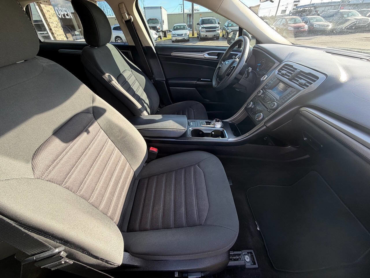 Used 2017 Ford Fusion SE image 16