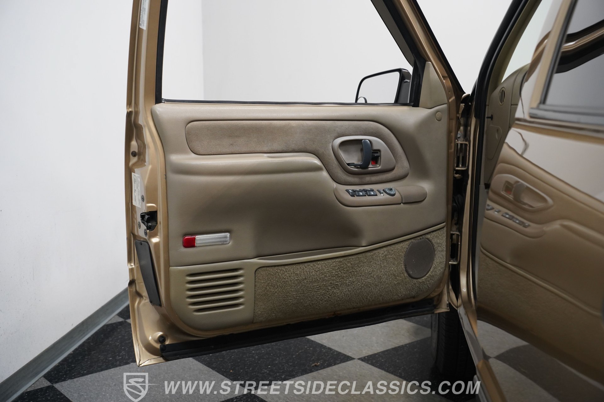 Used 1999 Chevrolet Suburban 2500 w/ Preferred Equipment Group 2 RWD image 37