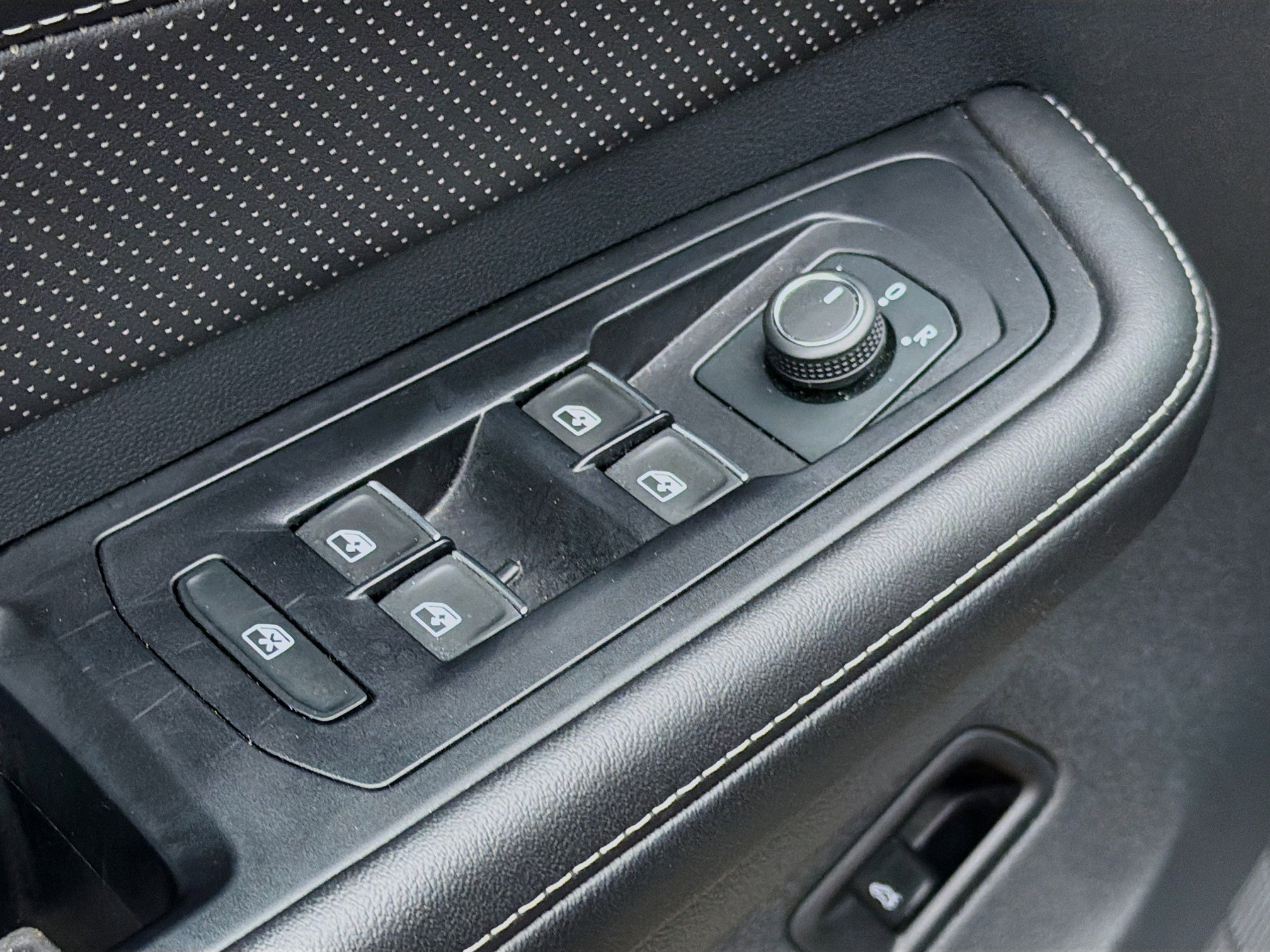 Used 2025 Volkswagen Atlas SE image 24