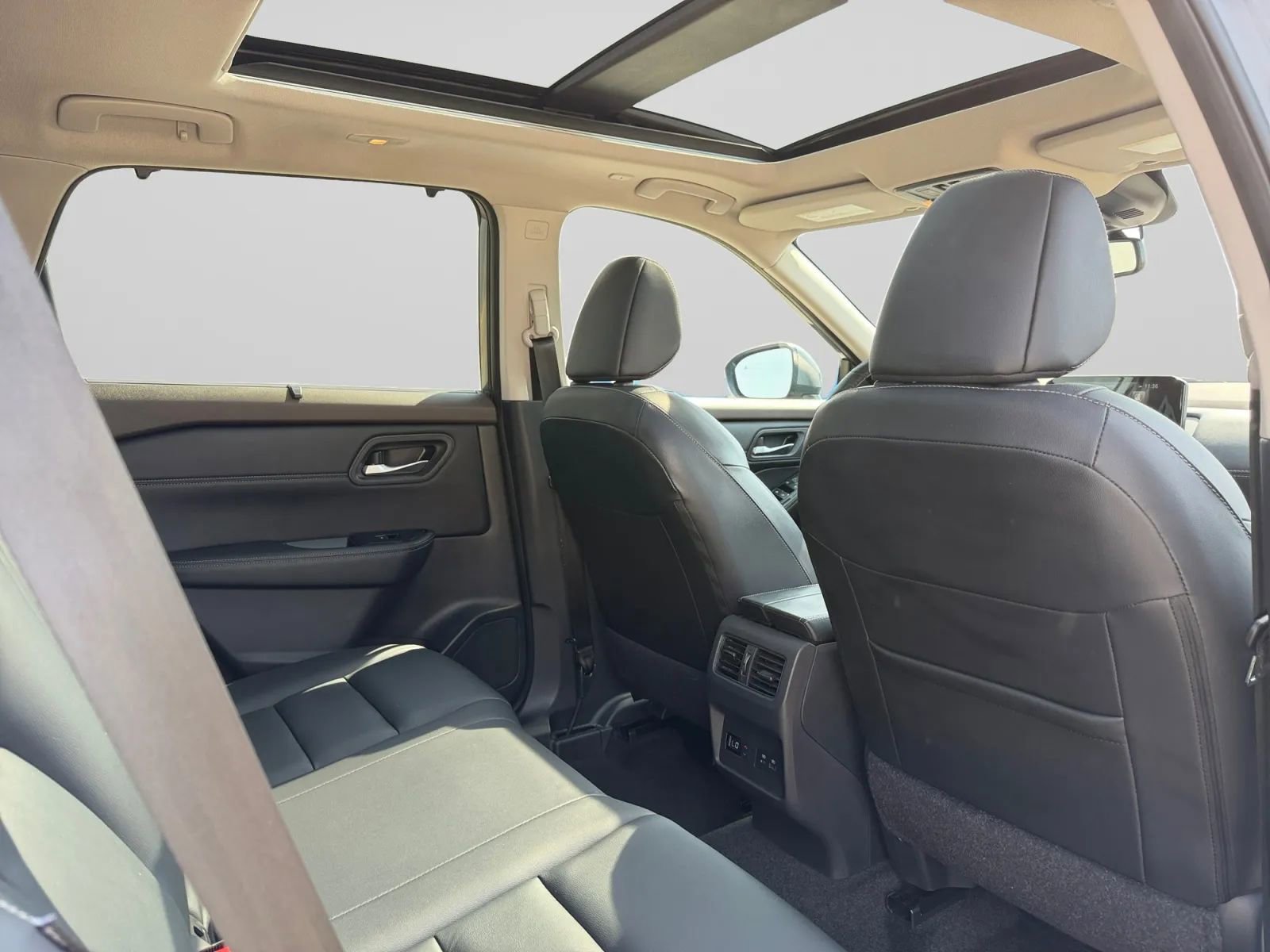 Used 2023 Nissan Rogue SL w/ SL Premium Package image 32