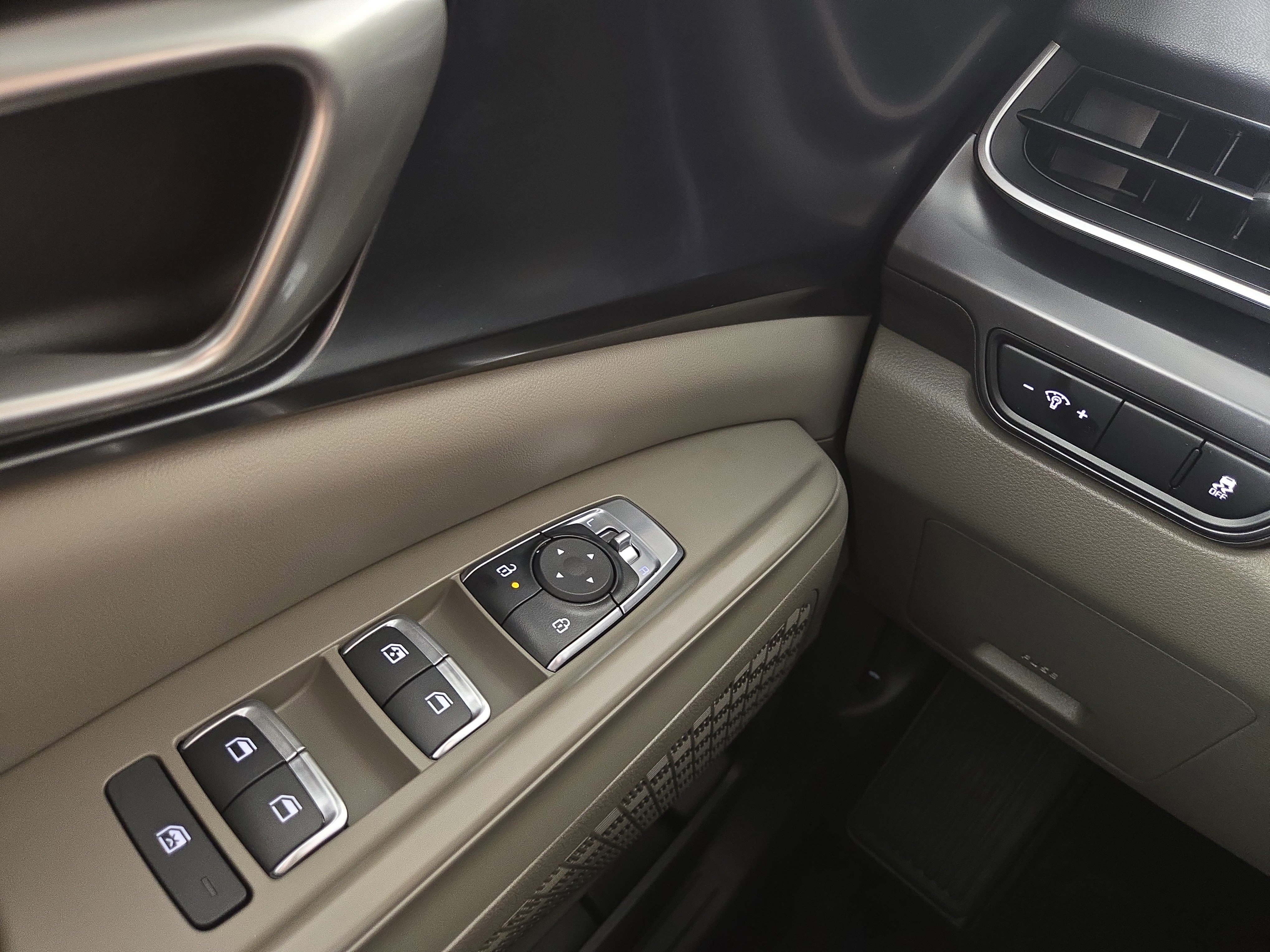Used 2026 Kia Carnival FWD image 30