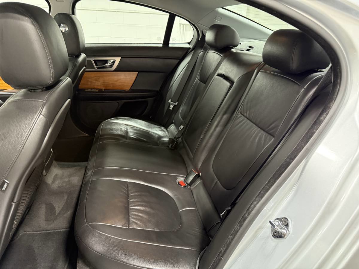 Used 2010 Jaguar XF Luxury image 17