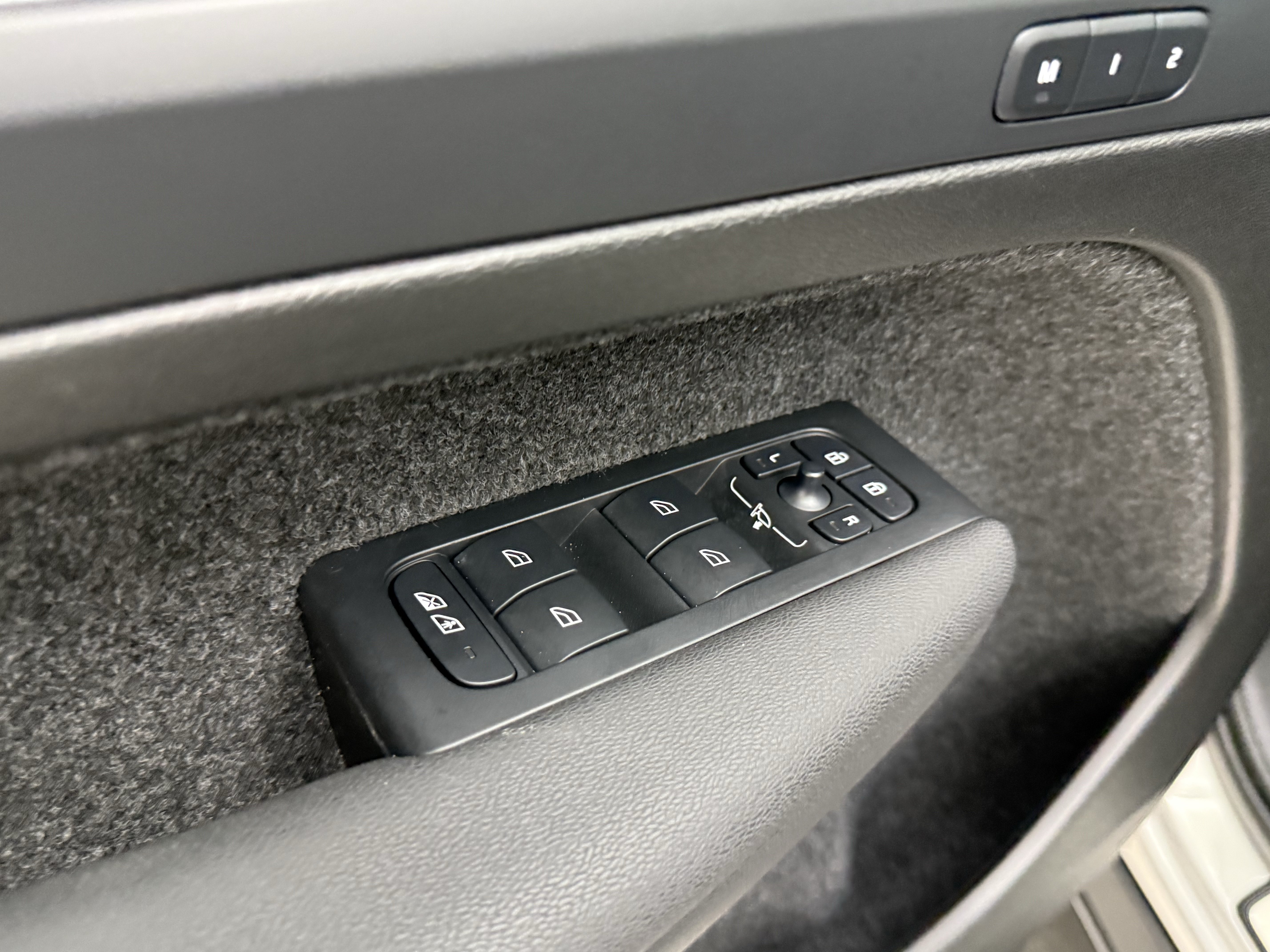 Certified 2025 Volvo XC40 B5 Ultra AWD/4WD image 12