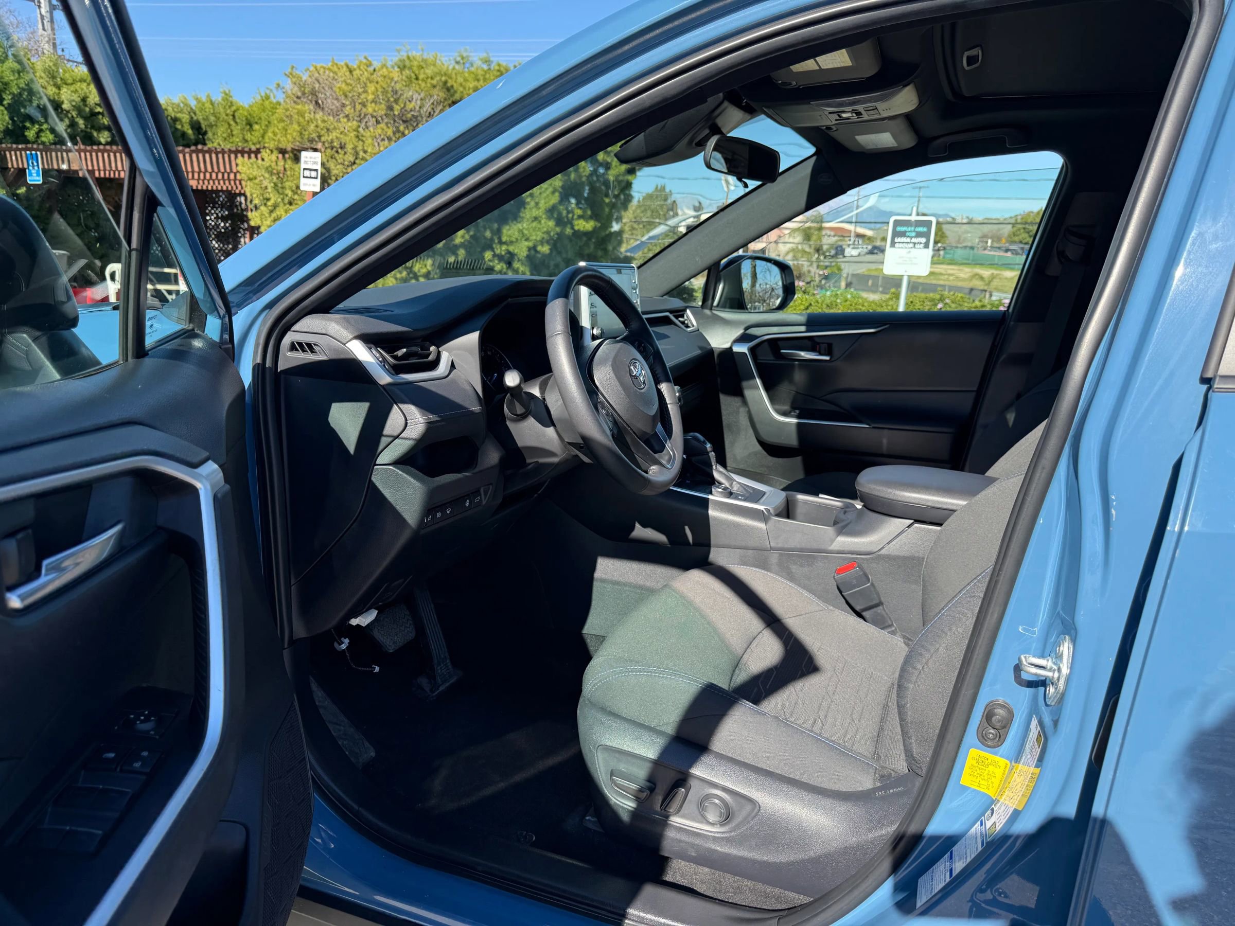 Used 2022 Toyota RAV4 SE w/ Convenience Package image 11