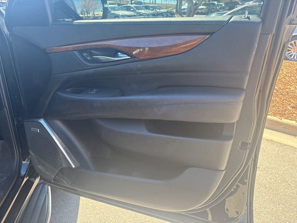 Used 2017 Cadillac Escalade Luxury image 24