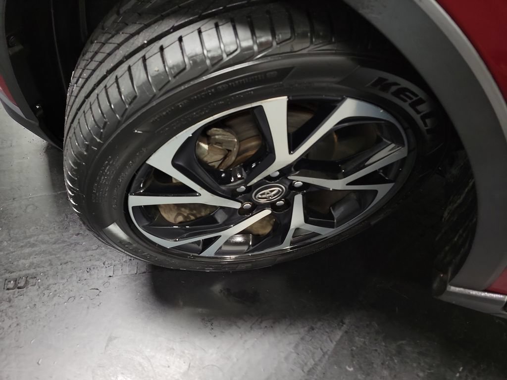 Used 2018 Toyota C-HR XLE FWD image 13
