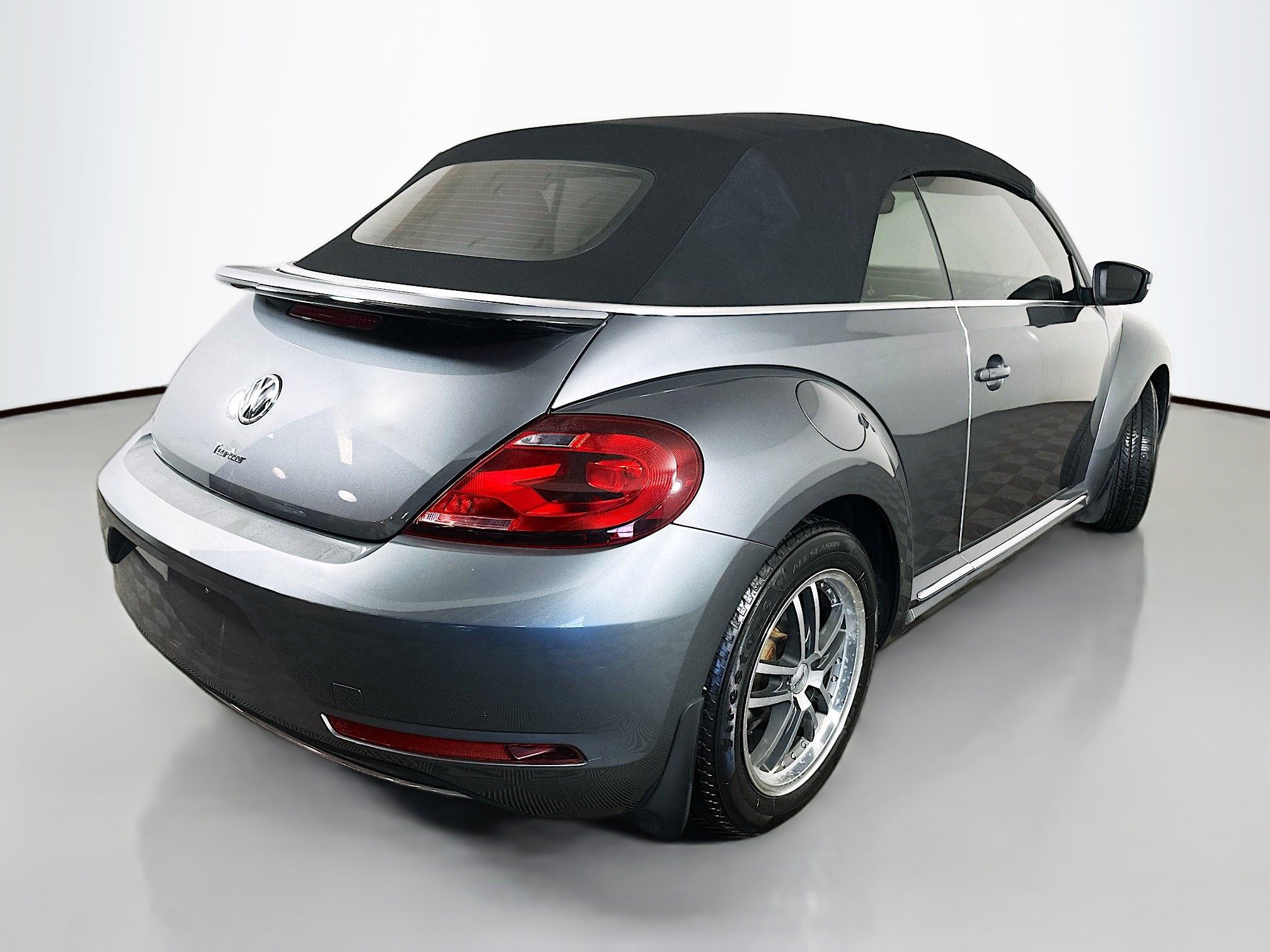 Used 2019 Volkswagen Beetle 2.0T SE FWD image 7