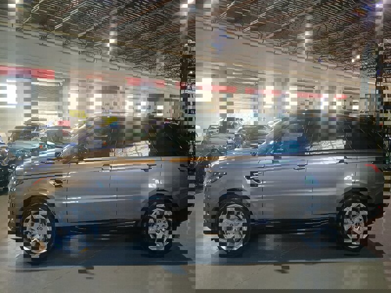 Used 2018 Land Rover Range Rover Sport HSE image 2