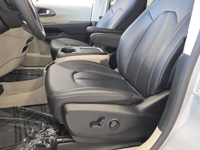 Used 2024 Chrysler Pacifica Touring-L FWD image 20
