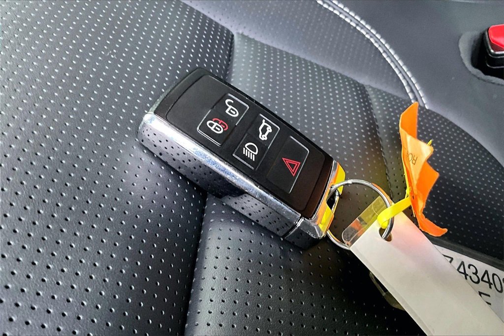 Used 2025 Jaguar F-PACE R-Dynamic S image 33