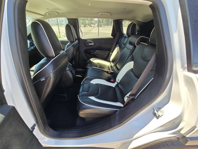 Used 2019 Jeep Cherokee Latitude Plus AWD/4WD image 12