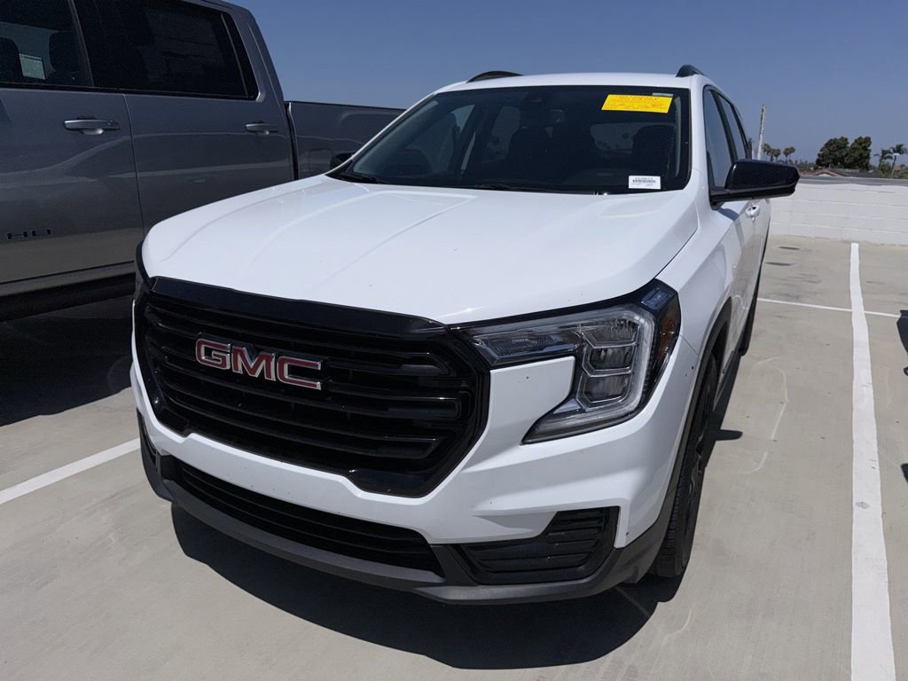 Used 2024 GMC Terrain SLE w/ Driver Convenience Package FWD image 2