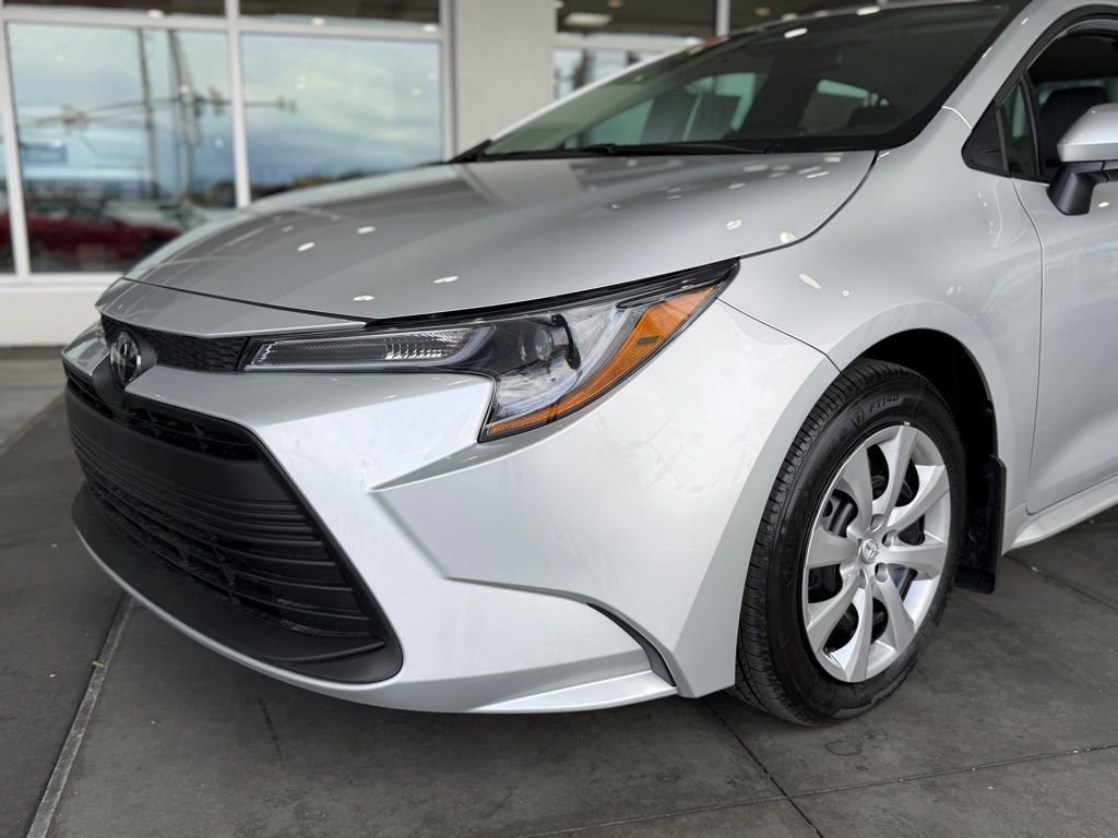 Used 2026 Toyota Corolla LE FWD image 3