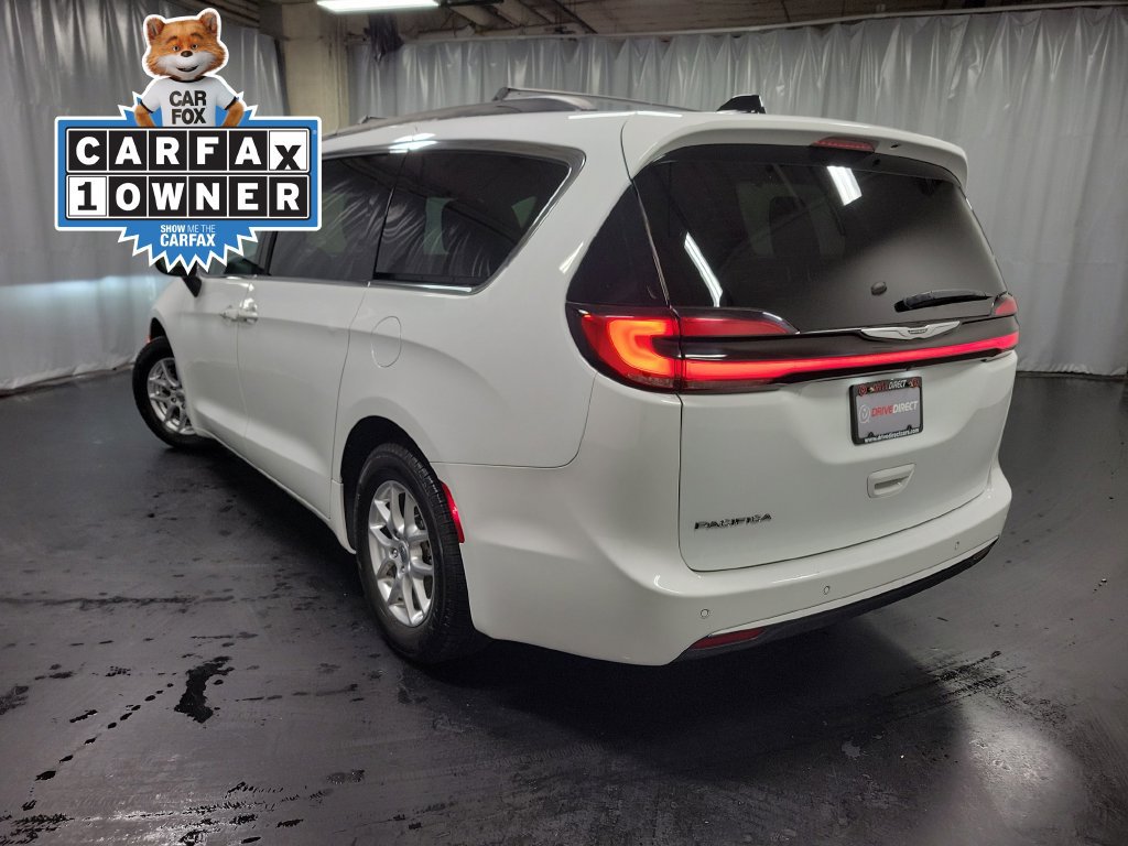 Used 2023 Chrysler Pacifica Touring FWD image 7