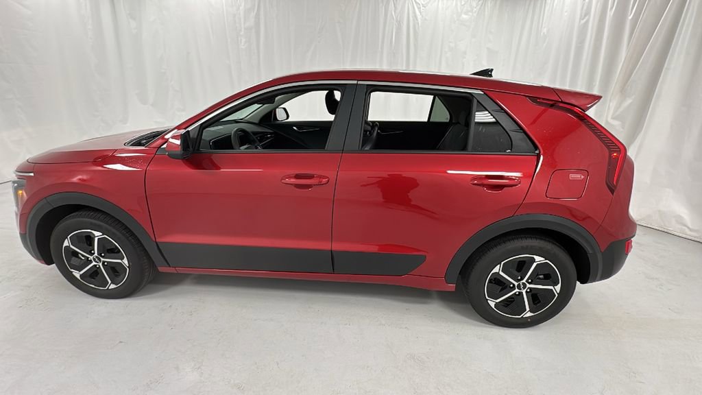Used 2025 Kia Niro LX image 6