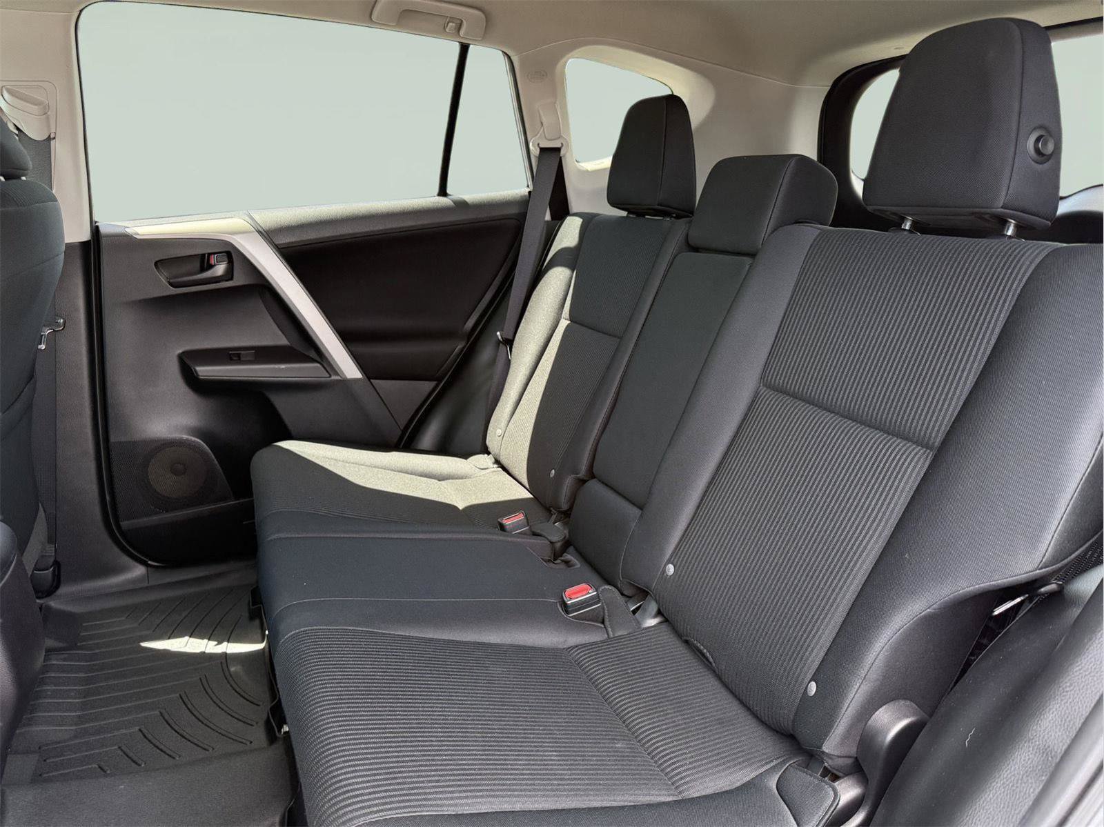 Used 2016 Toyota RAV4 LE AWD/4WD image 18