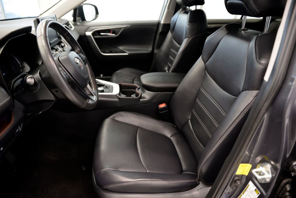 Used 2019 Toyota RAV4 Limited image 16
