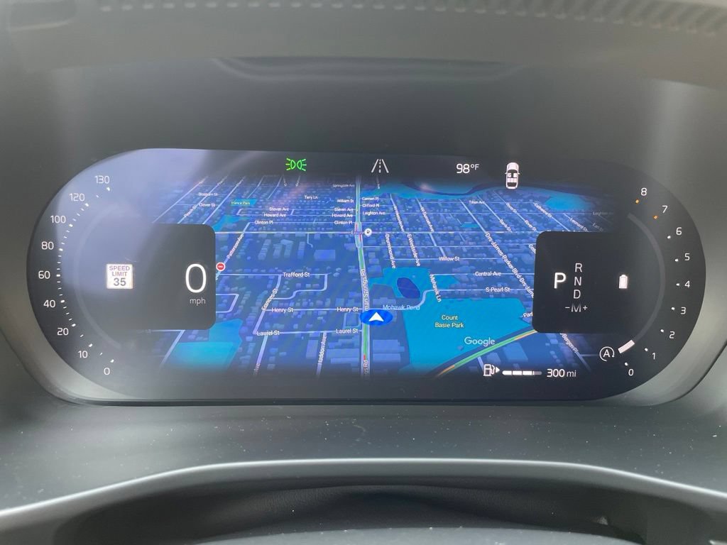 Certified 2025 Volvo XC40 B5 Plus AWD/4WD image 23