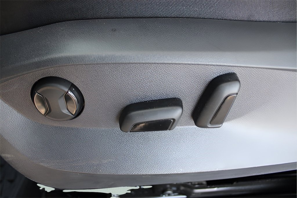 Used 2025 Volkswagen Taos SE image 13