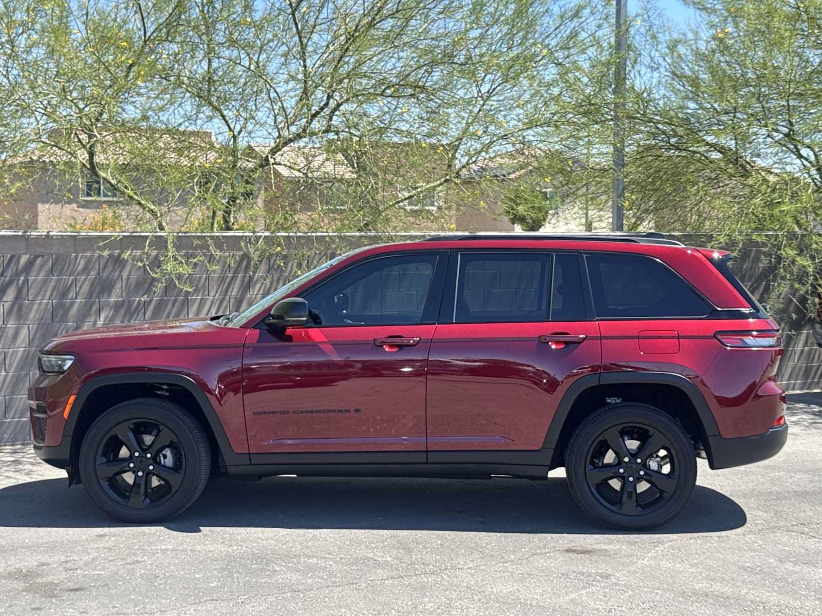 Used 2025 Jeep Grand Cherokee Altitude AWD/4WD image 5