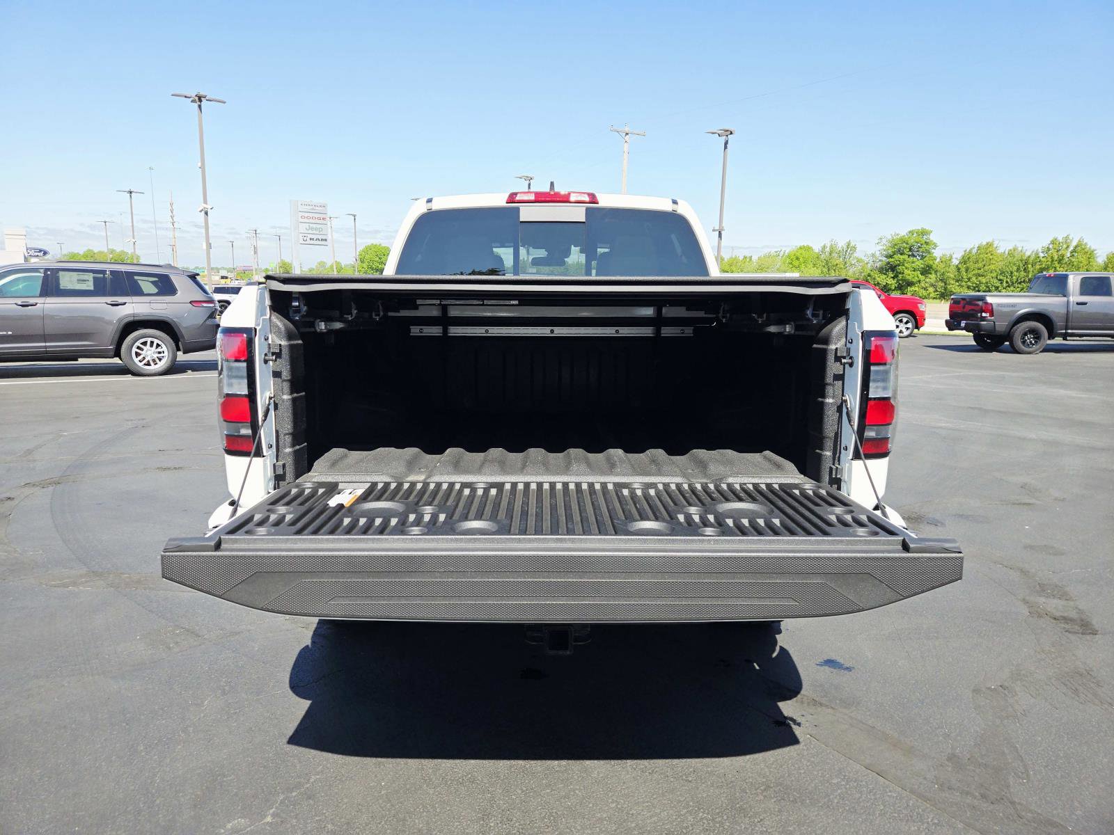 Used 2025 Nissan Frontier PRO-4X w/ Pro Convenience Package AWD/4WD image 14