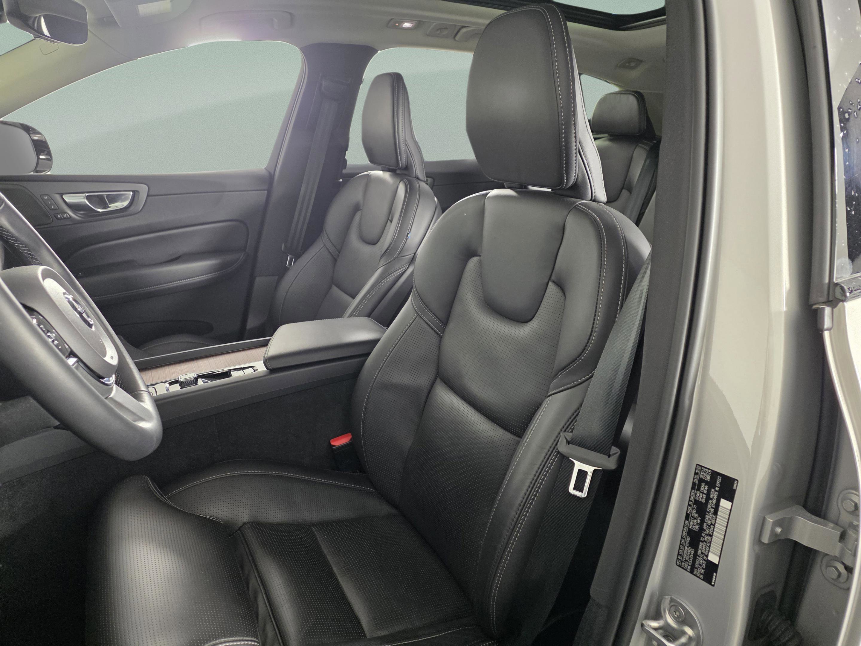 Used 2023 Volvo XC60 B6 Ultimate w/ Protection Package Premier image 10