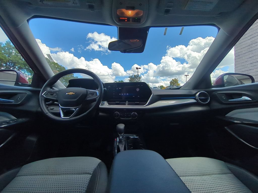 Used 2025 Chevrolet Trax LT w/ LT Convenience Package FWD image 25
