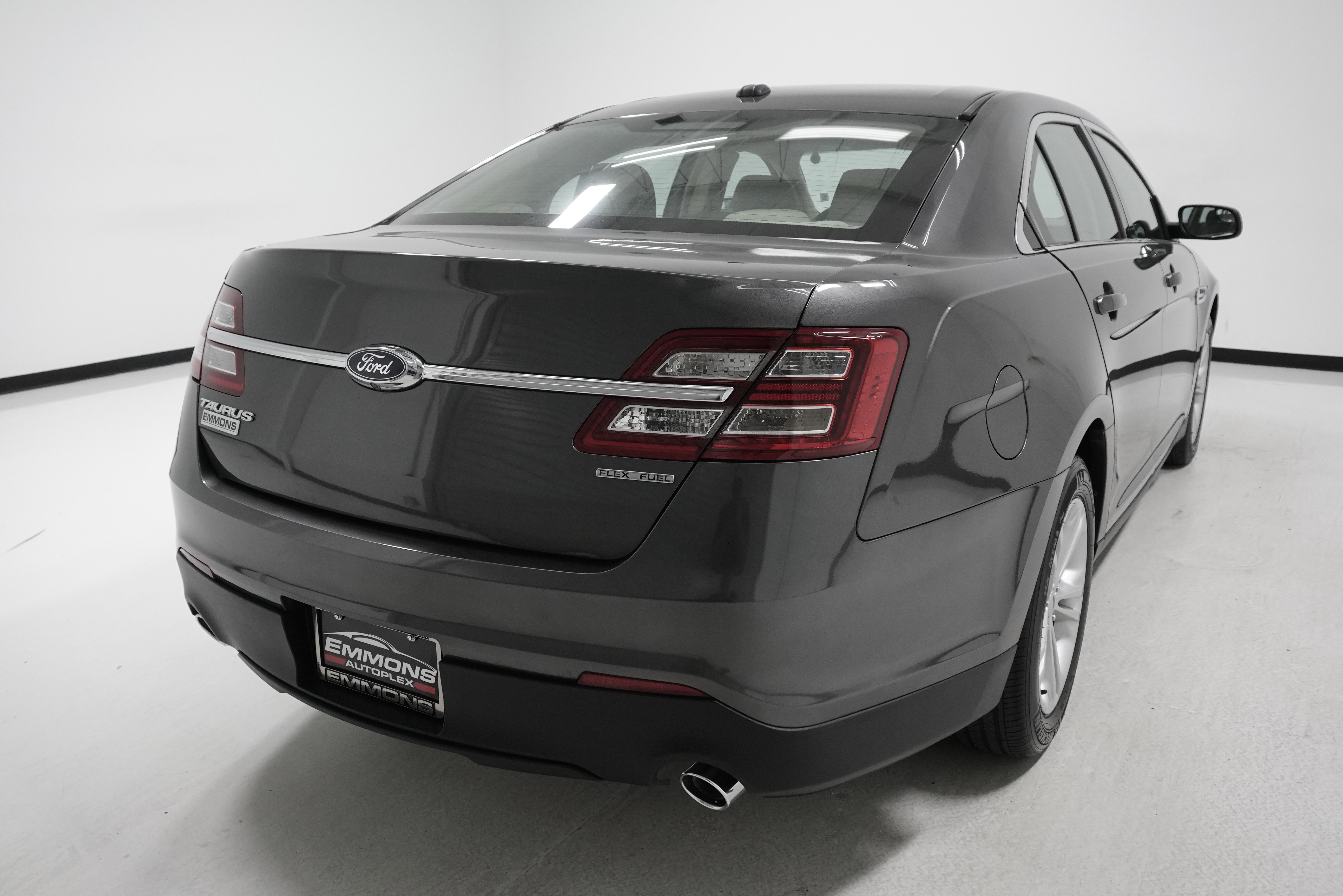 Used 2018 Ford Taurus SE image 4