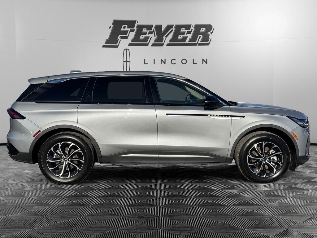Used 2025 Lincoln Nautilus Premier w/ Equipment Group 102A image 6